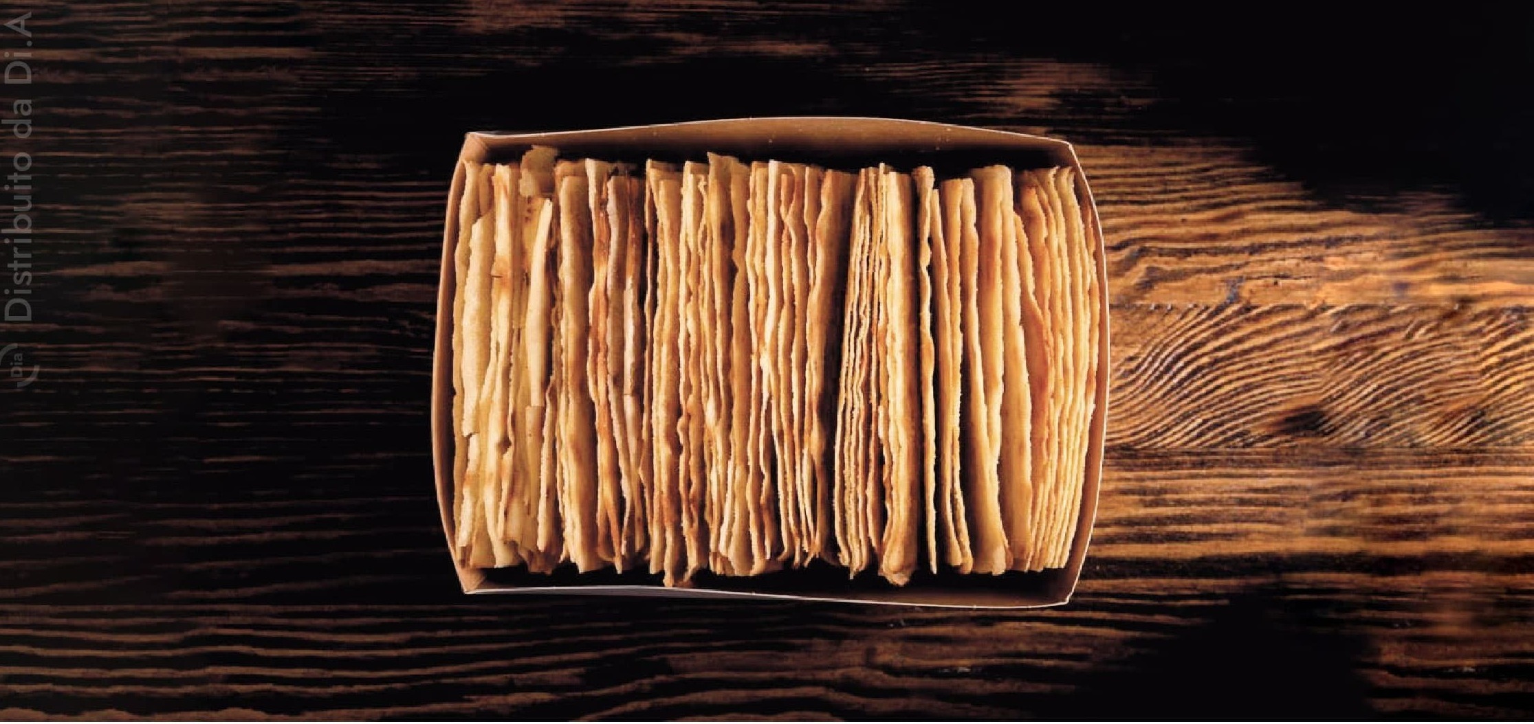 La vaschetta di cartone del pane Guttiau Carapan è ideale per essere messa in forno e ridare la fragranza e la croccantezza al prodotto come appena sfornato.